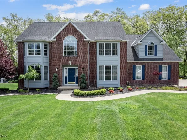 2901 Crystalwood Dr, Broadview Heights, OH 44147