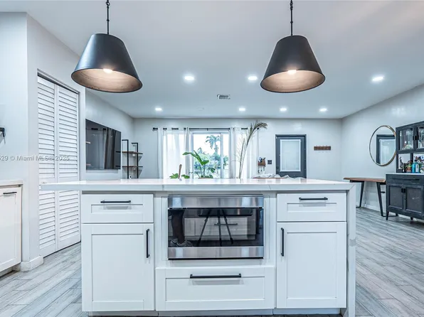 30 NW 152nd St, Miami, FL 33169