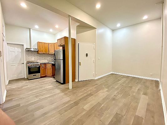 4th image of 21-81 Steinway St #1