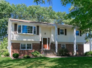 11 Tanglewood Rd, Middletown, NJ 07748