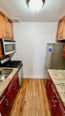 5th image of 11 E 66th St APT 3B