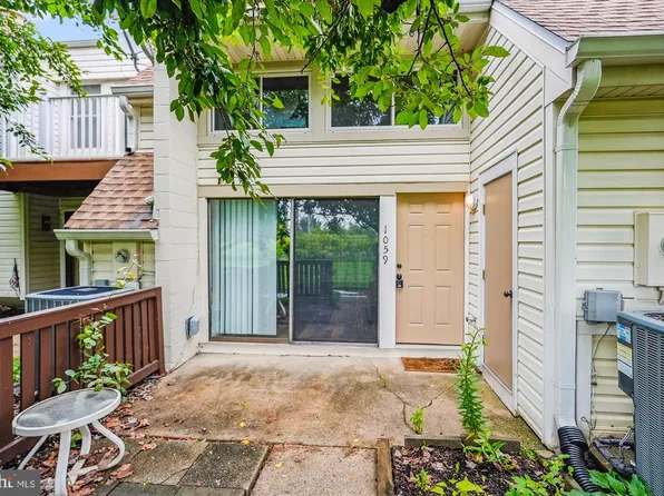 1059 Warwick Ct, Sterling, VA 20164