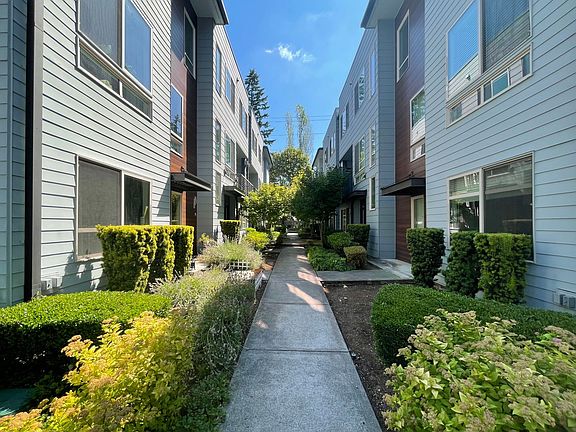 3rd image of 16378 NE 12th Pl
