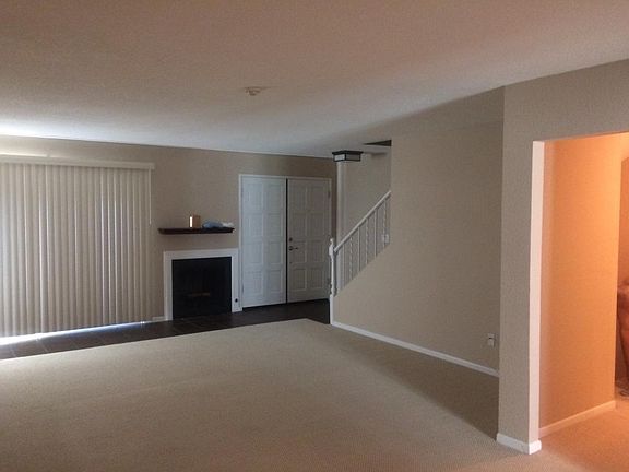 Living Room w Fireplace