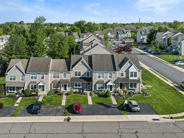 175 Megan Cir, Aston, PA 19014