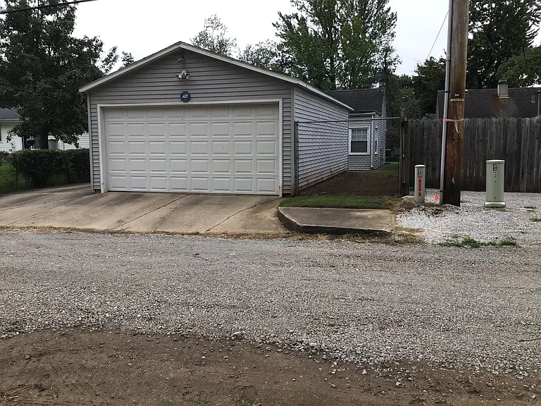 409 W Angela Blvd — Photo 2