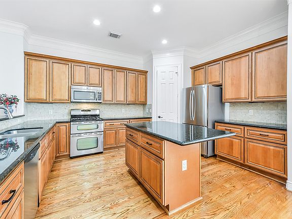 4th image of 1529 Rosewood St #0