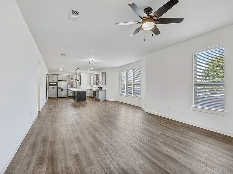 1704 S Jennings Ave — Photo 3