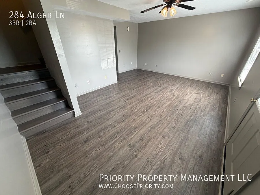 Spacious 3-Bedroom Townhouse in Convenient Broadway Location — Photo 3