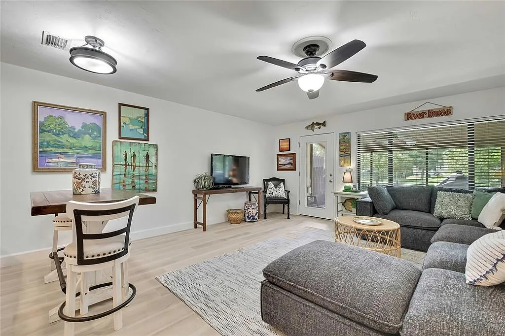 1637 SE Paradise Cir — Photo 4