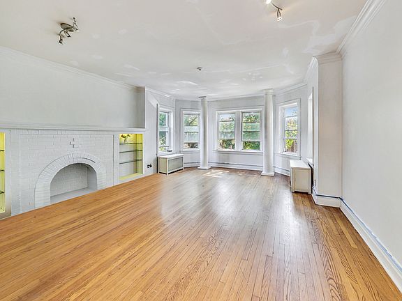 4th image of 2040 W Farragut Ave