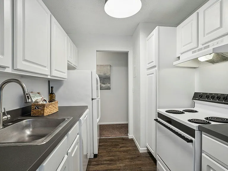 Wayzata Lake Apartments — Photo 14