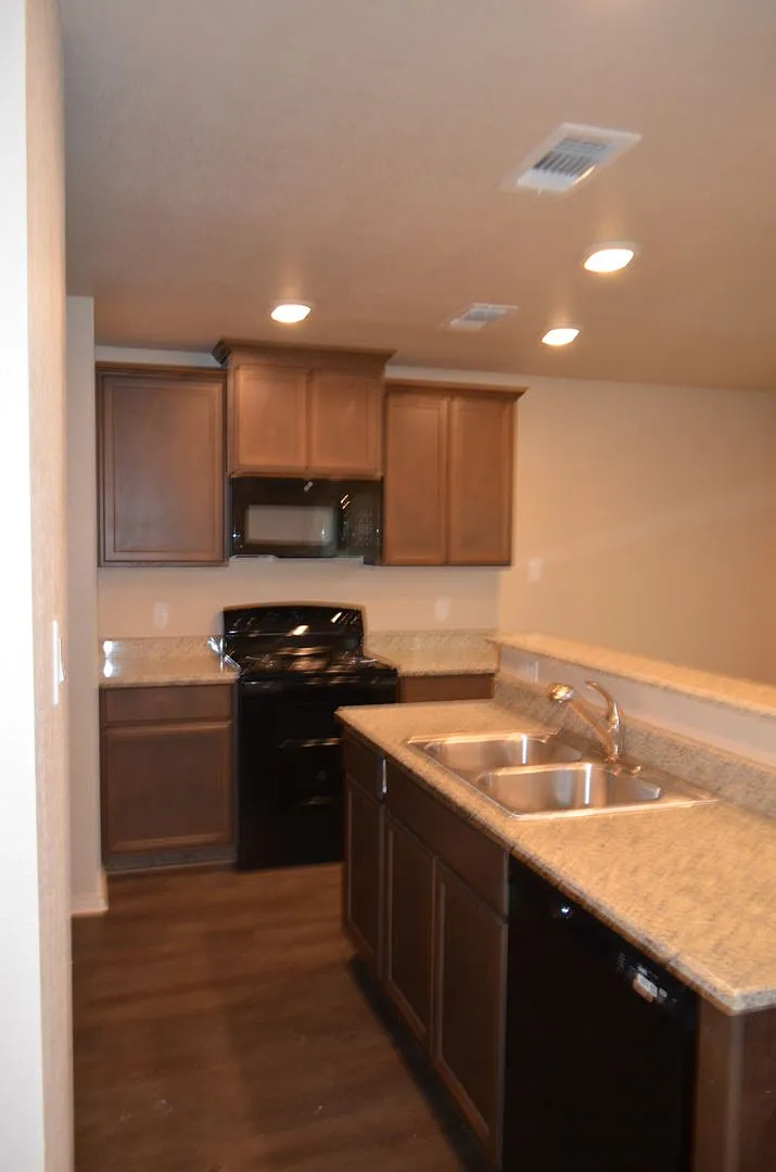 1701 Castroville — Photo 3