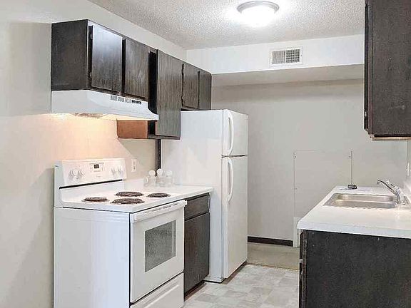 3rd image of 930 Summit Ave APT 102
