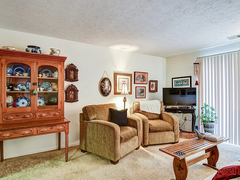 Hickory Knoll Apartments — Photo 14