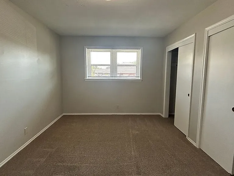 915 N 48th Ave — Photo 11