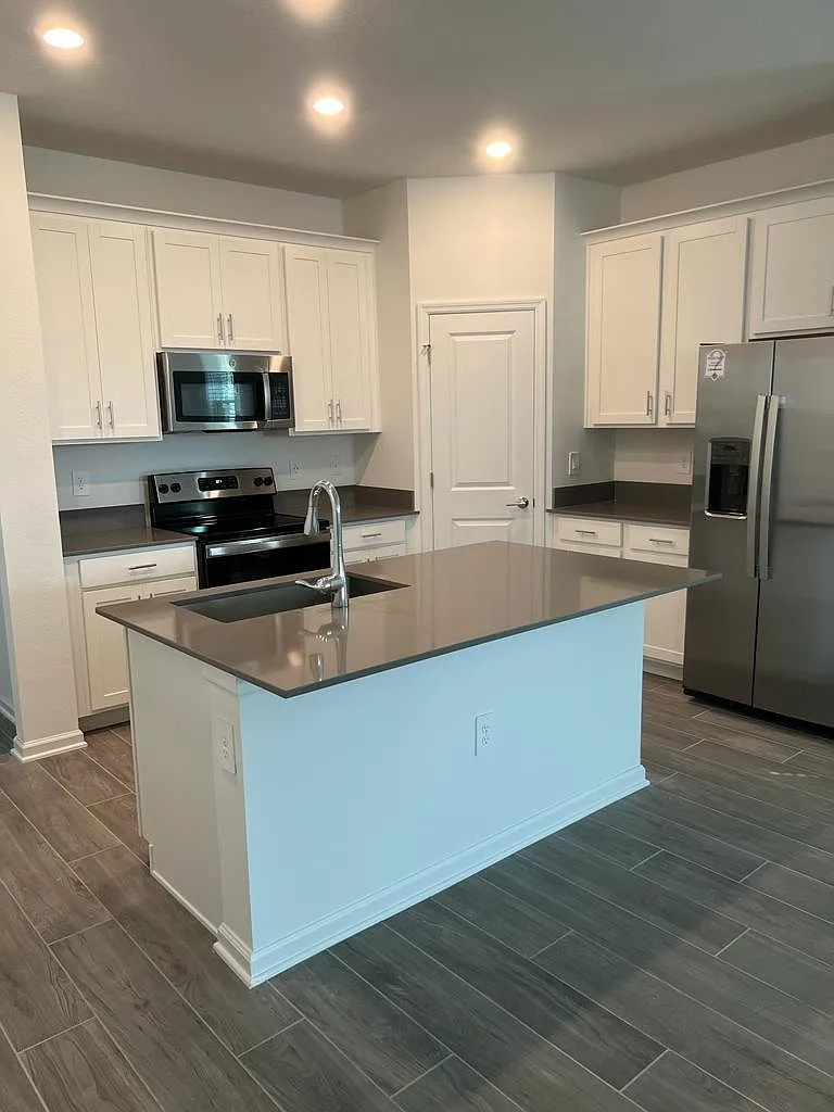 4 bed, 2162 sqft, $3,000 — Photo 4