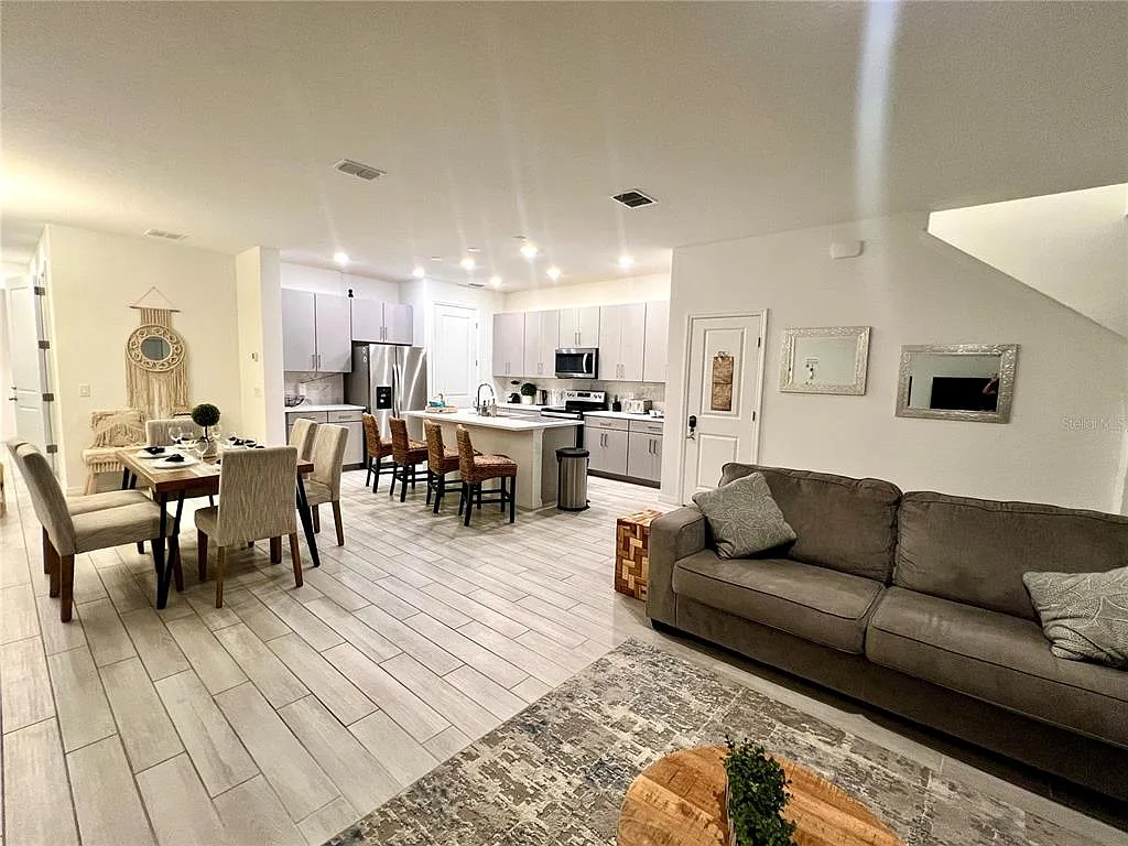 3 bed, 2.5 bath, 2100 sqft, $2,800 — Photo 2