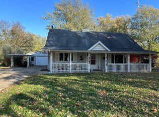 912 Parmon Rd, Bloomington, IL 61701