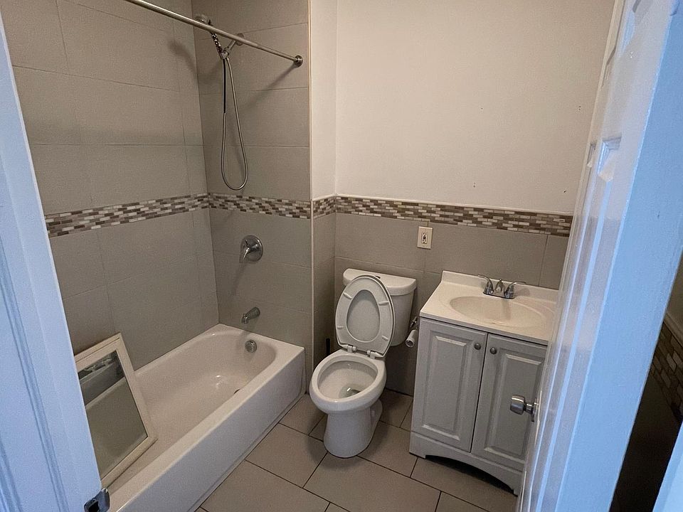 1st image of 9 Montrose Ter Floor 1