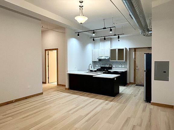4th image of 4600 S Ellis Ave #104