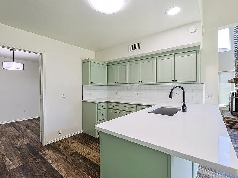 8308 Albany Ave — Photo 20