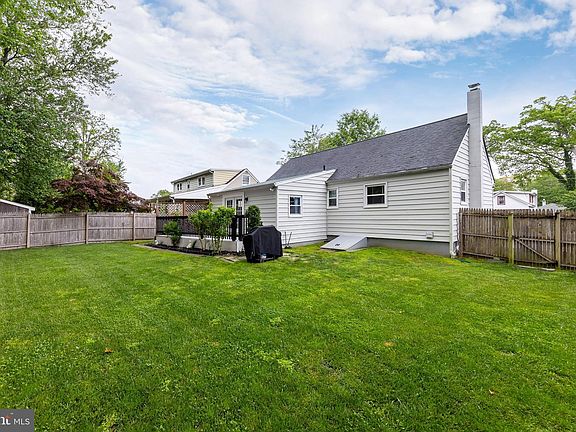 2nd image of 513 Fern Ave
