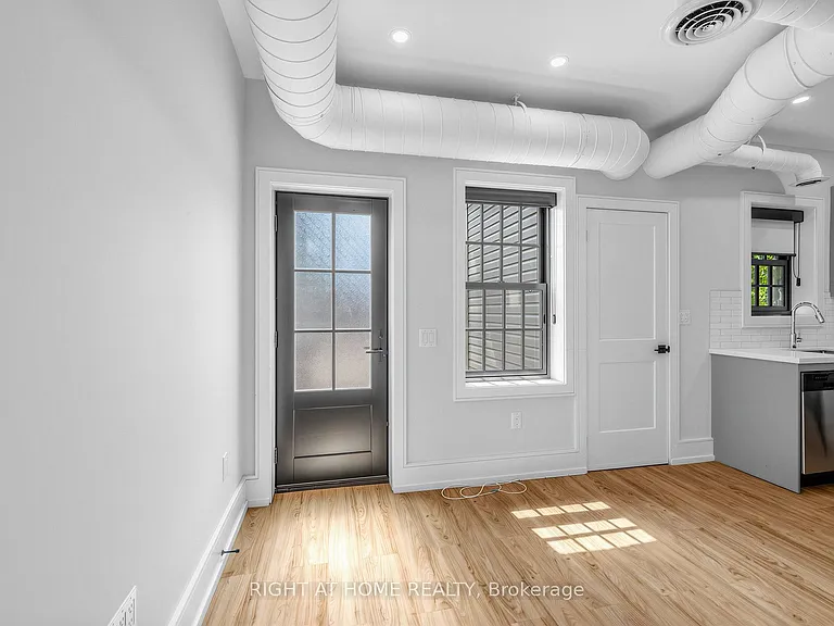 1095 Queen St E #2 — Photo 8