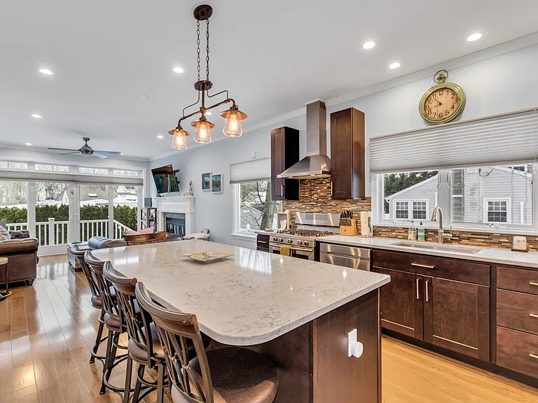 300 Fiddler Ln — Photo 2
