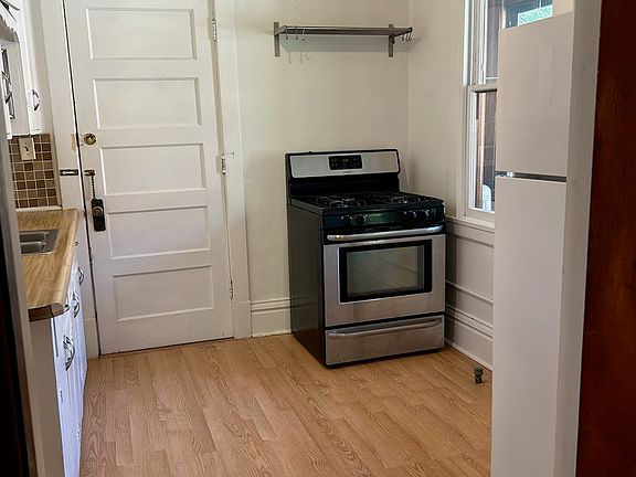 5th image of 1127 Chatsworth St N #1