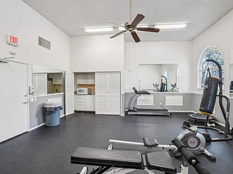 Georgetown Manor Apartments — Photo 38