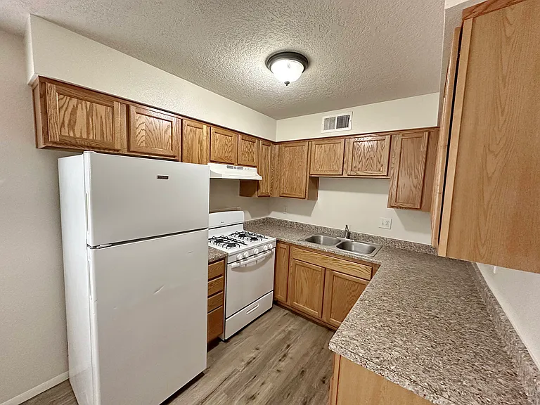 Updated Downtown 1 Bed w/ free WIFI & Gated Parking — Photo 65