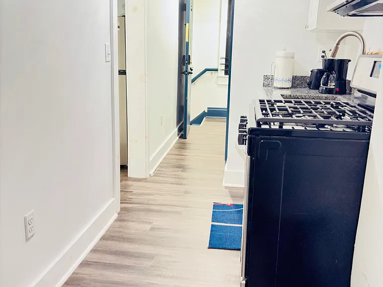 1646 Vine St #8 — Photo 1