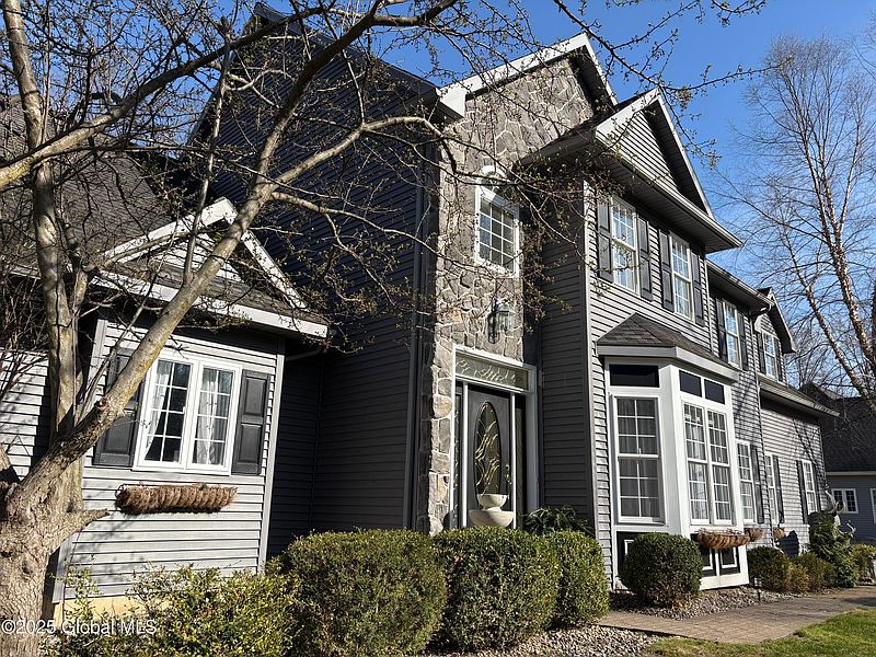 3rd image of 6 Arrowhead Road