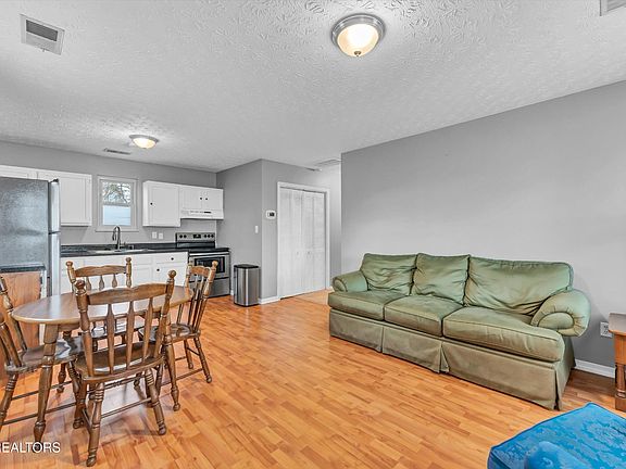 4th image of 214 Pinecrest Cir
