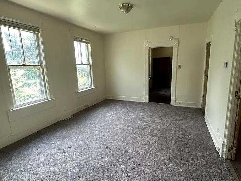 2121 W Brown St — Photo 14