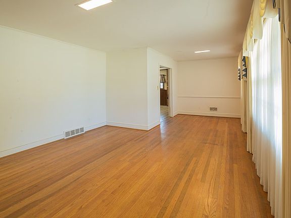 3rd image of 107 Circle Dr