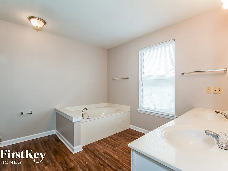 218 Greenshire Ln — Photo 11