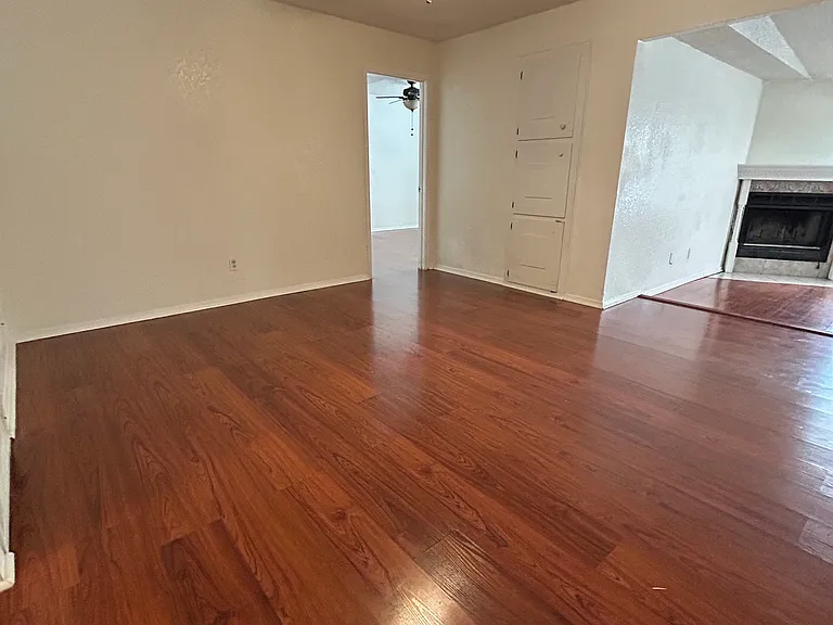 401 Lena Ln — Photo 2
