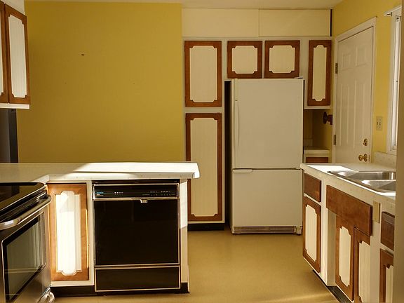 Kitchen with dishwasher