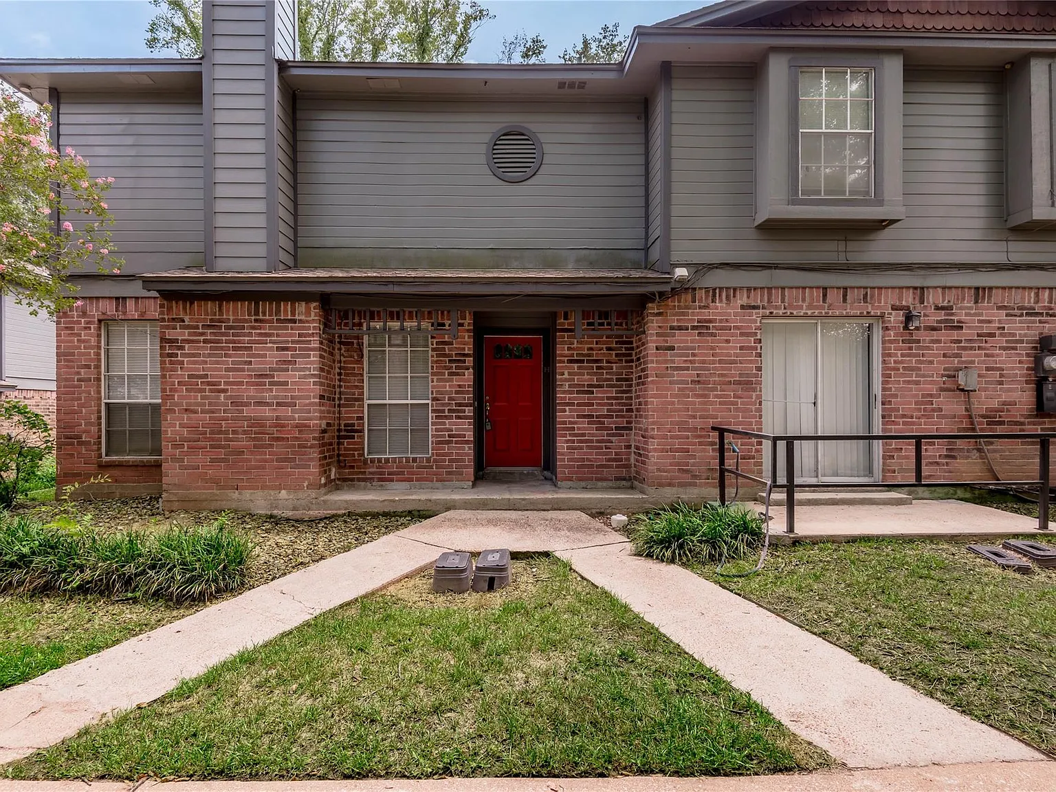 2 bed, 2.5 bath, 1270 sqft, $1,295 — Photo 2