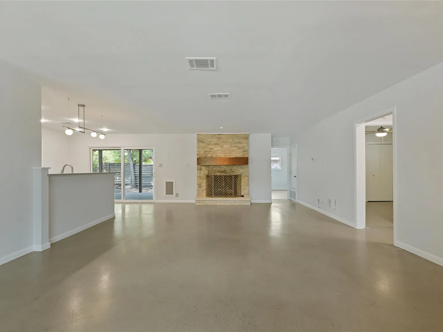 3 bed, 2.0 bath, 1561 sqft, $3,500 — Photo 4