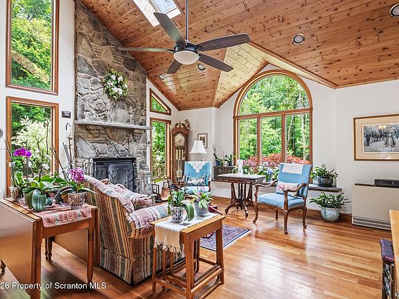 4th image of 364 Idlewild Ln