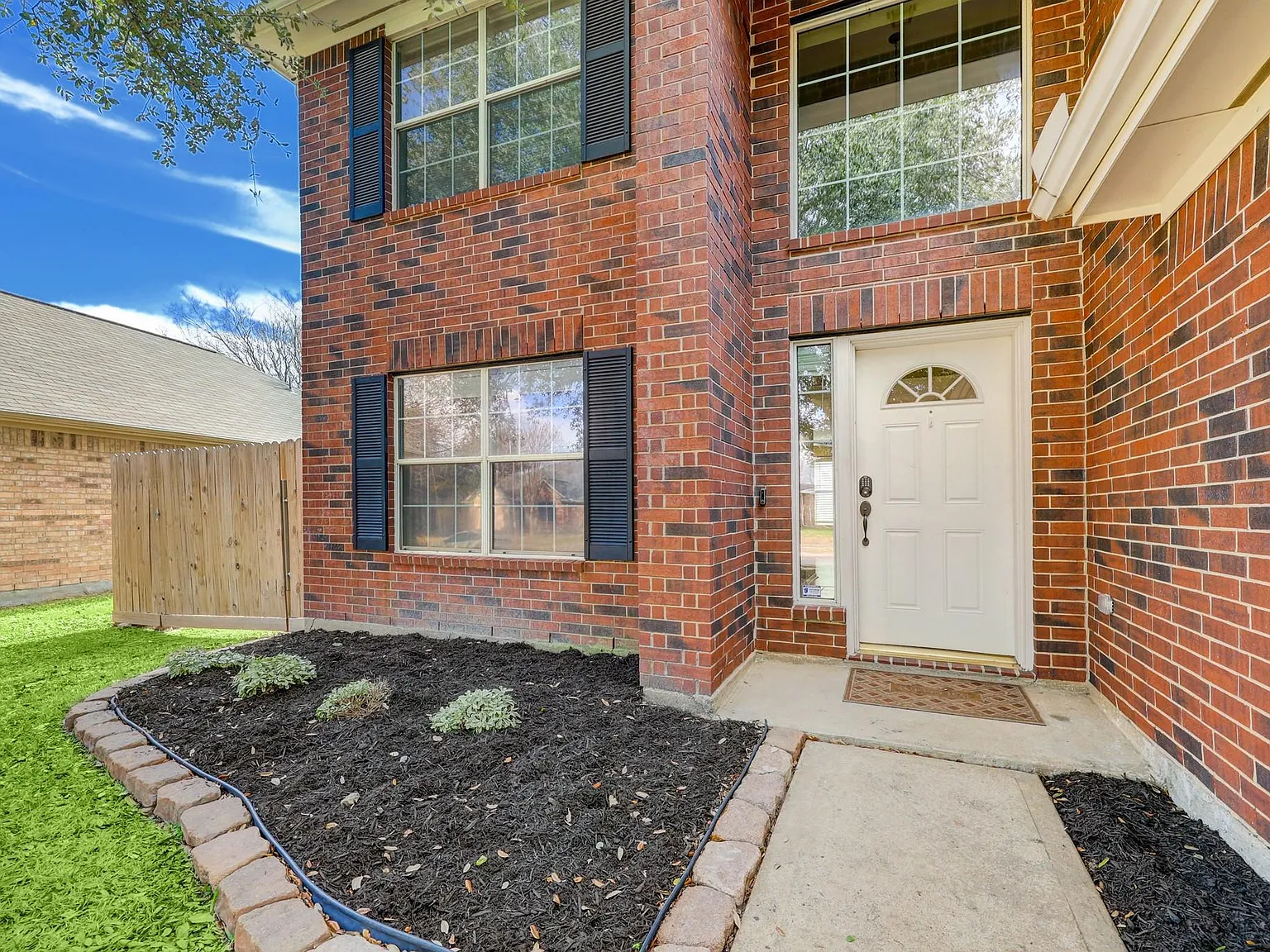 4 bed, 2.5 bath, 2386 sqft, $2,300 — Photo 3