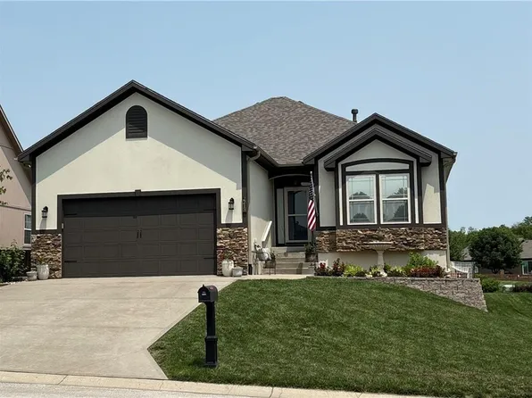 2213 NE Overland Dr, Blue Springs, MO 64029