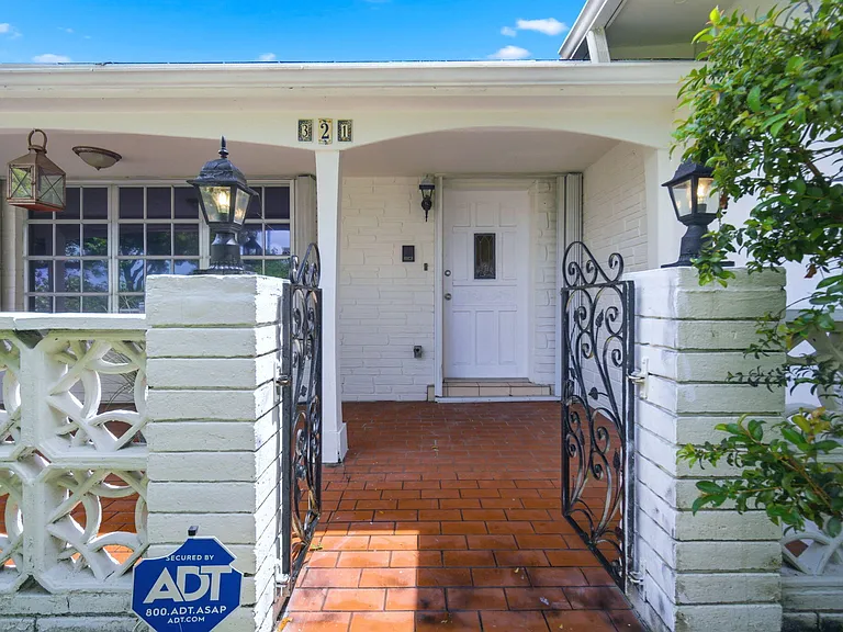 321 E Chaminade Dr — Photo 8