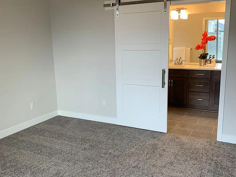 2369 Morris Ave — Photo 8