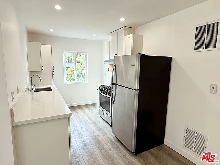 1000 Havenhurst Dr #7 — Photo 5