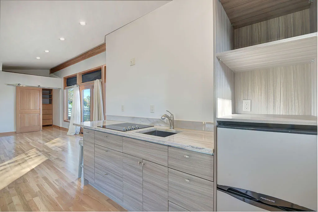 Studio, 700 sqft, $1,800 — Photo 4