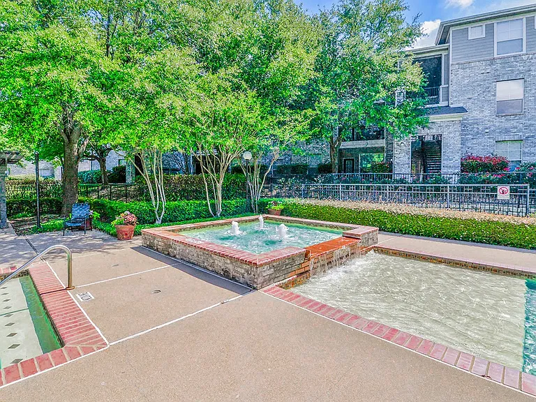 Greyson's Gate Apartments — Photo 16
